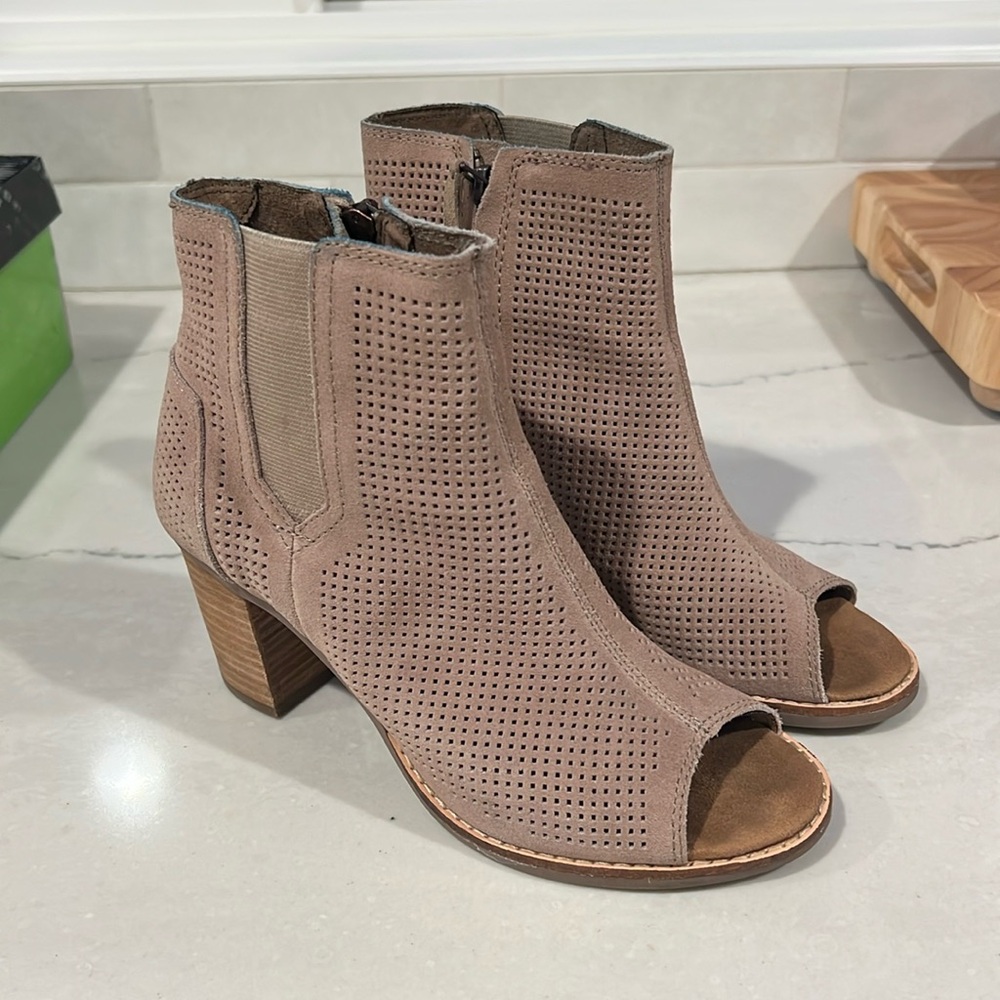 Tom’s perforated suede peep toe chunky heel size 6.5